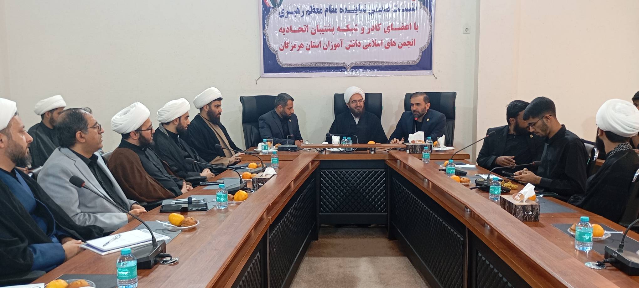 تأکید حجت‌الاسلام حاج‌علی‌اکبری بر ضرورت خودسازی، تقویت فعالیت‌های تربیتی و آمادگی نسل نوجوان در دیدار با منتخبین انجمن اسلامی هرمزگان